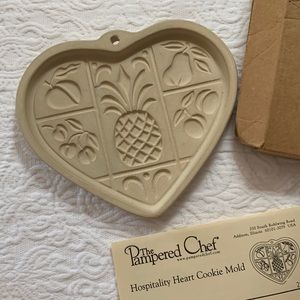 PAMPERED CHEF 2001 HOSPITALITY HEART COOKIE MOLD.#2925 IN BOX WITH PAPERS